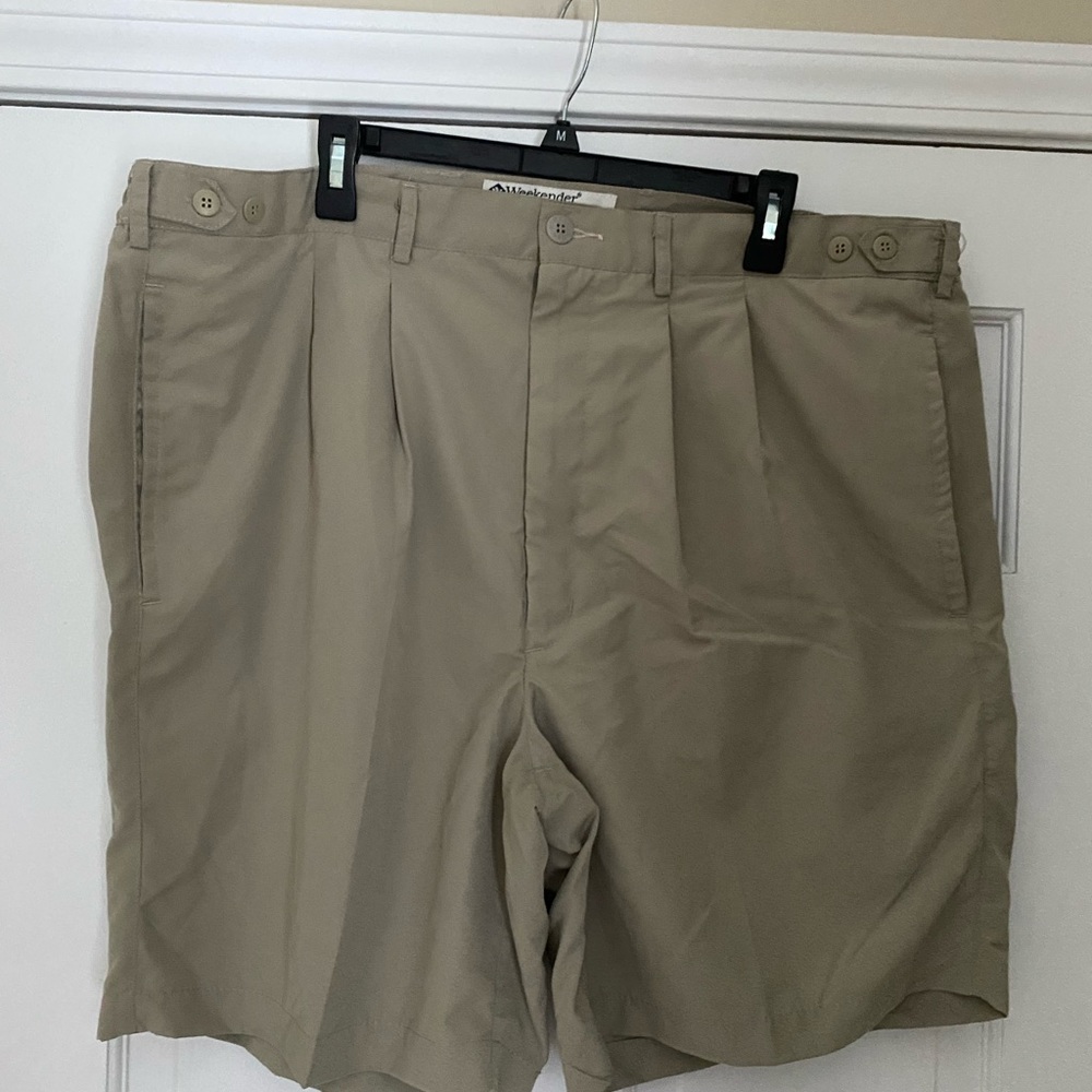 Men’s Weekender Casual Life khaki shorts size 44. Like new!